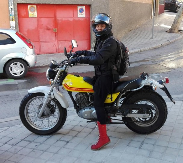 Isa en su moto Suzuki amarilla